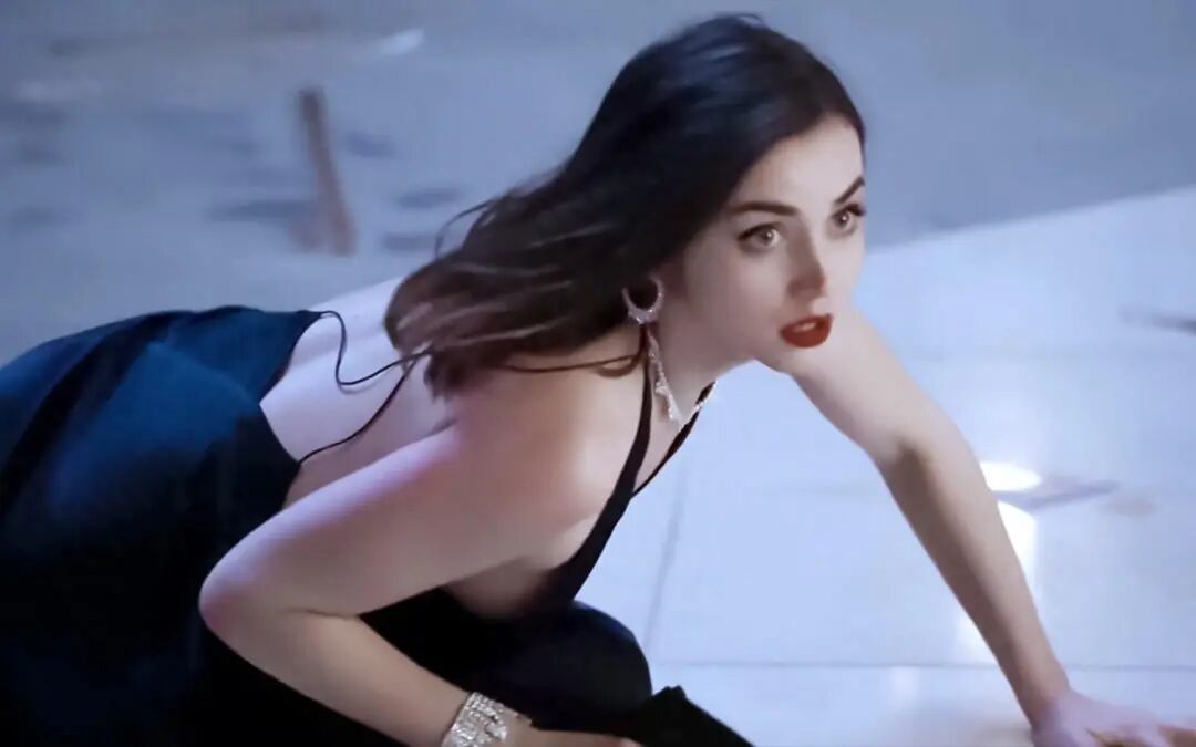 安娜德阿玛斯以艺术之名绽放007邦女郎的璀璨之光