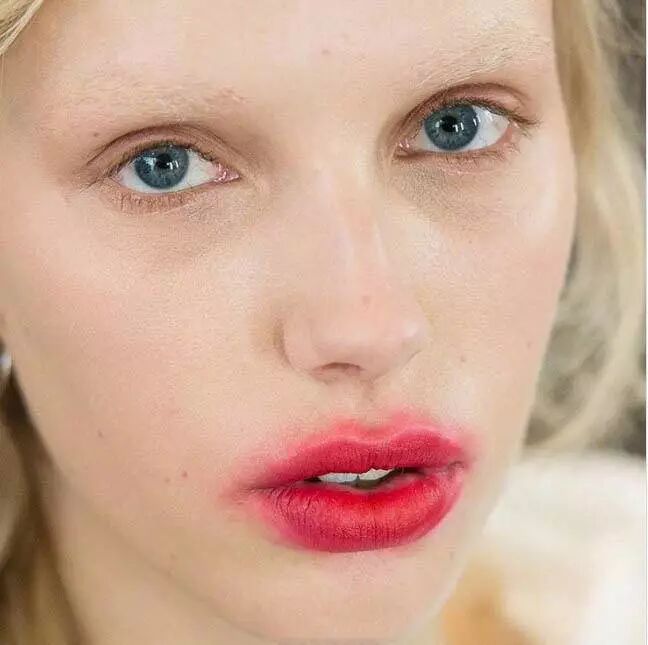 今年最流行的吻唇妆,吃一顿小龙虾就能搞定!