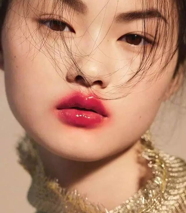 今年最流行的吻唇妆,吃一顿小龙虾就能搞定!