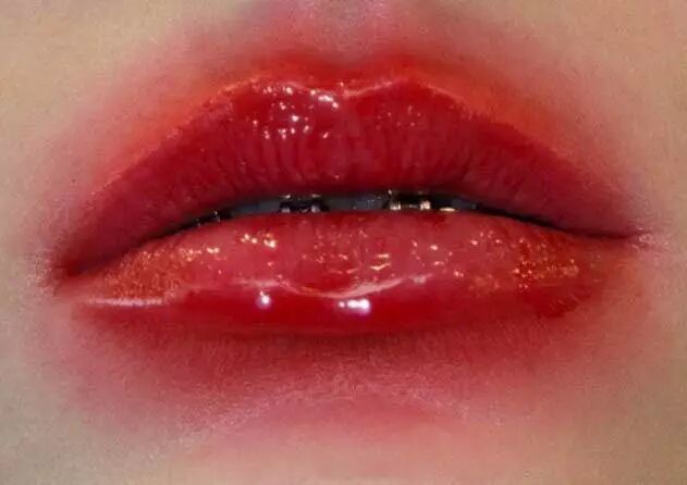 今年最流行的吻唇妆,吃一顿小龙虾就能搞定!