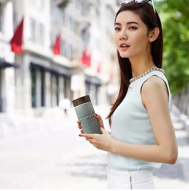 国际模特石婷手持乾唐轩活瓷101元素随身杯