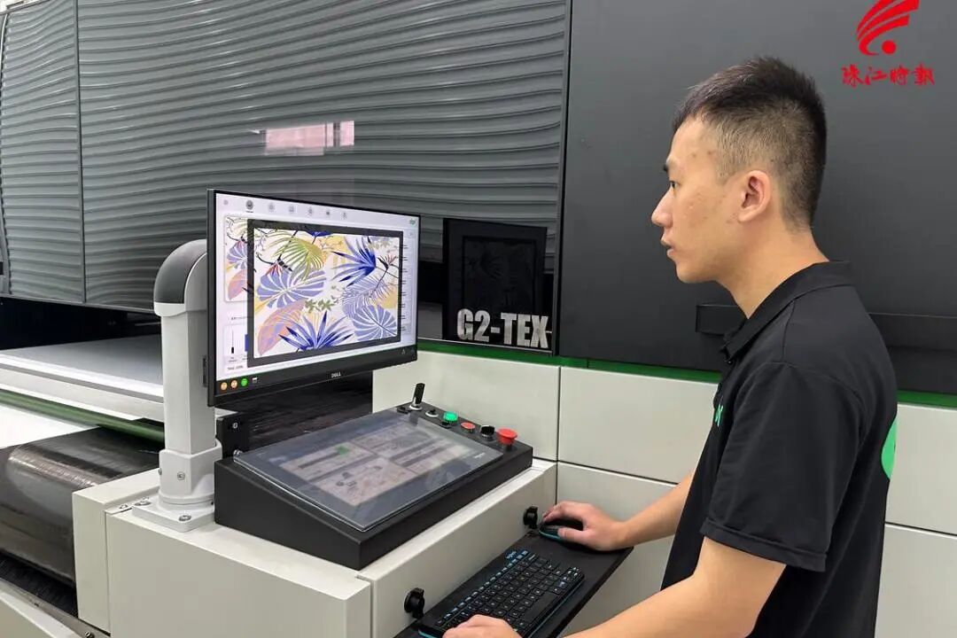 企业技术人员正在调试设备。