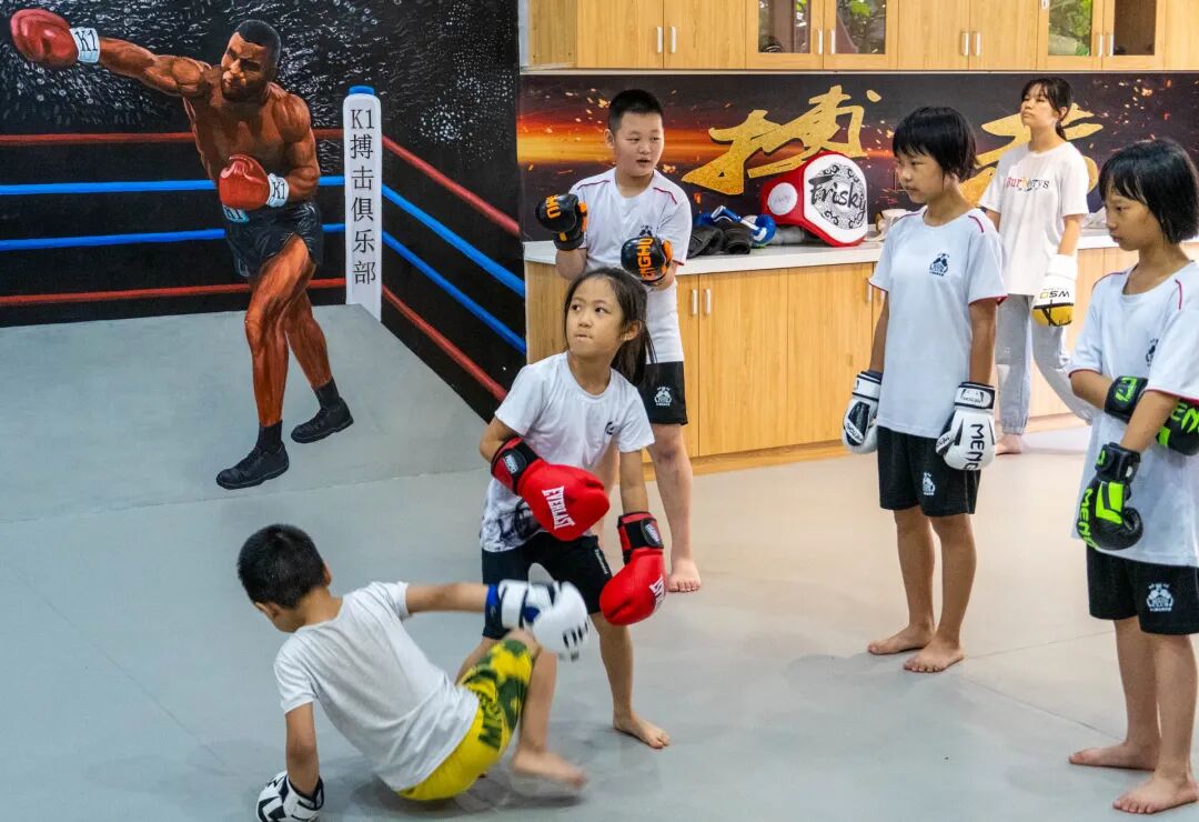 到孩子在体验搏击的魅力时候提供给孩子专业的护具让孩子学习得更舒适
