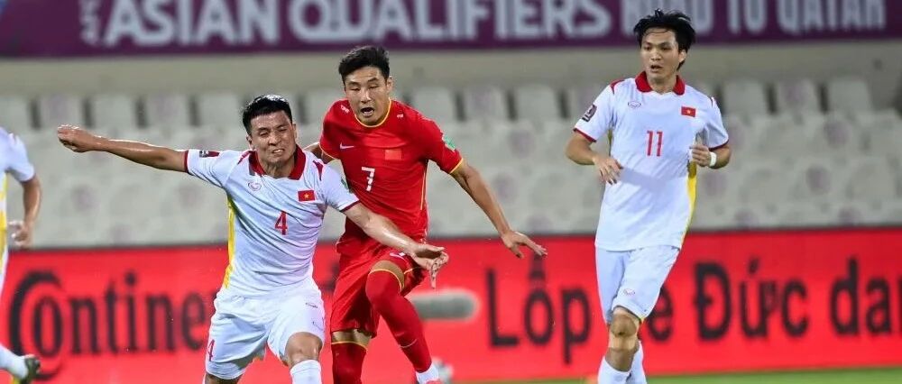 中国男足力克越南迎12强赛首胜