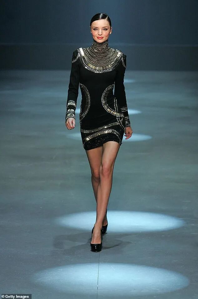 Sass & Bide 已停止运营并撤出 Myer 百货商店。该品牌周四在 Instagram Stories 上发布公告，称此举为“重塑”。图中是模特米兰达·可儿 (Miranda Kerr) 于 2010 年为该品牌走秀的画面。