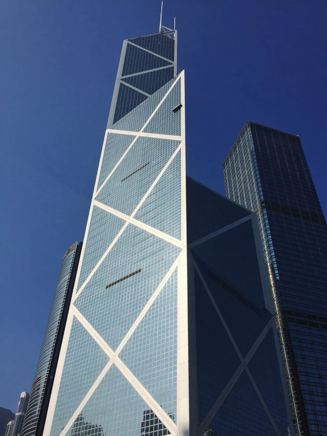 香港立法会历史上多次变更办公场所,目前的位于金钟的立法会综合大楼