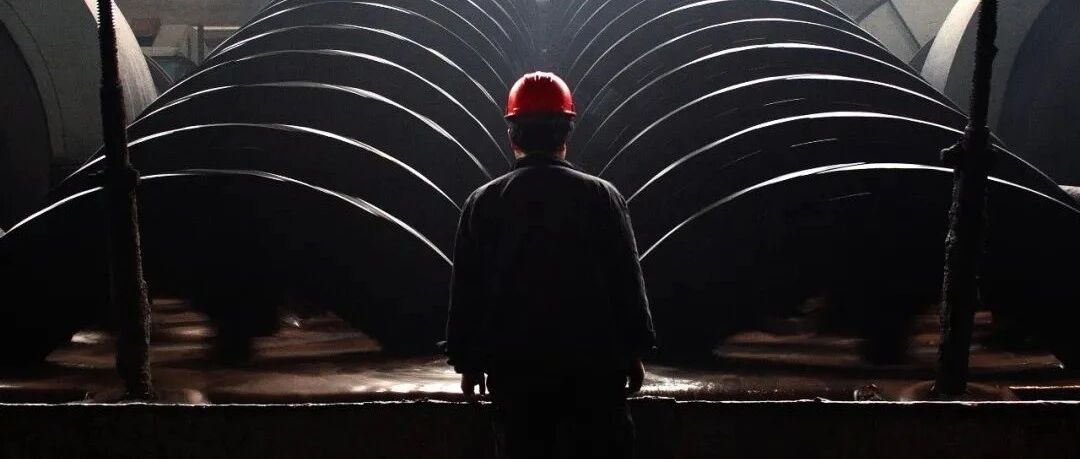 年轻人逃离工厂，资深职场人奔向工厂，这世界怎么了？