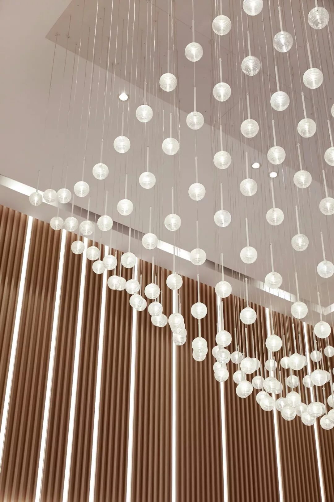 "书"与"光柱"相融——城市书吧尽显潇洒与不羁! - 马蹄室内设计网