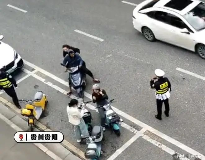 曝贵阳交警查头盔放行外国人