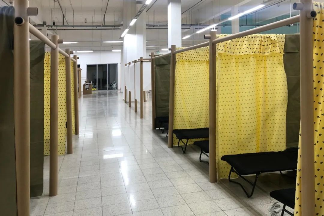 坂茂纸管结构在乌克兰难民避难所搭建
