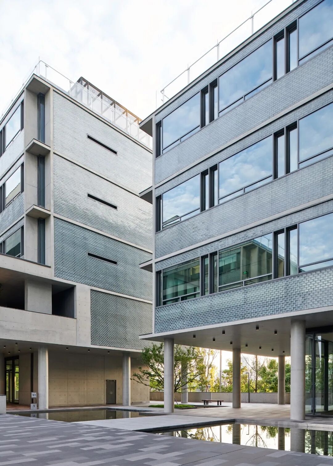 直向建筑新作成都麓湖漂浮总部办公