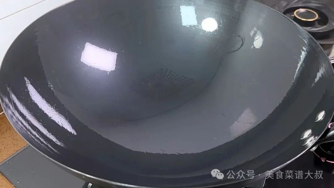 新铁锅正确开锅法：忌直接火烧，三步搞定不粘不生锈，耐用又省心