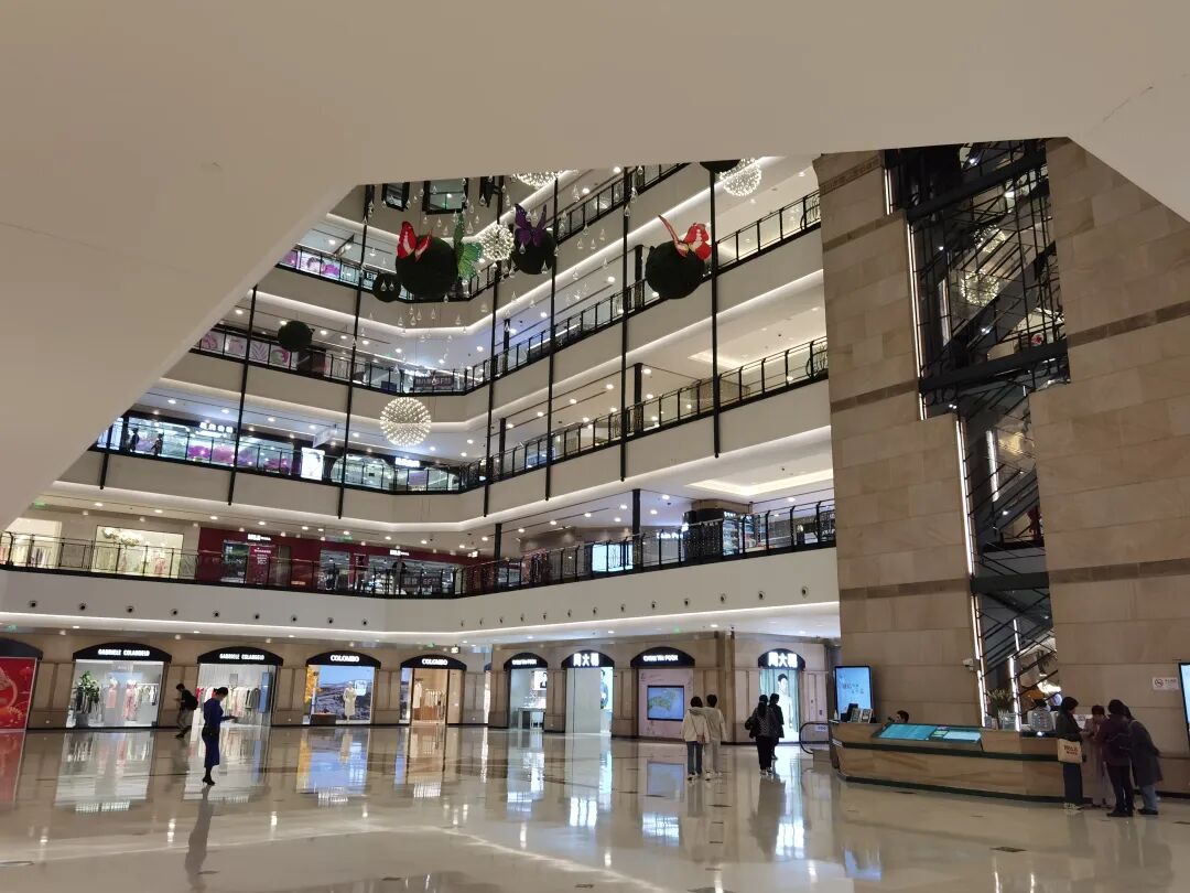 当"梅陇镇广场"即将关门时,年轻人却挤进了广东梅陇镇 - 显微故事