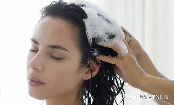 刚洗的头发睡一天就油了？教你几招，改善头发“出油”！