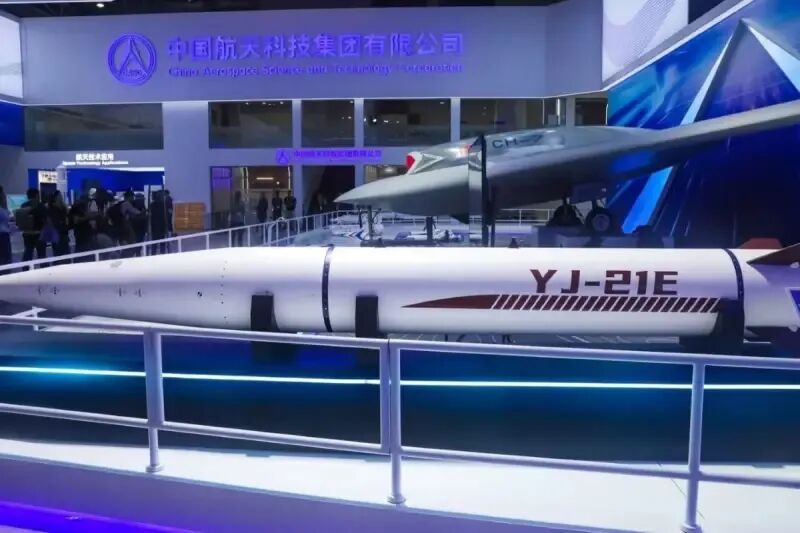 中国在珠海航展上展示鹰击21高超音速反舰导弹