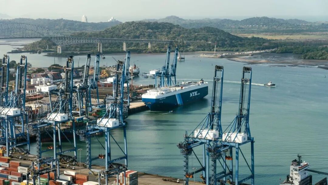 贝莱德牵头财团与长和达成交易，买下巴拿马运河两端港口控制权- WSJ
