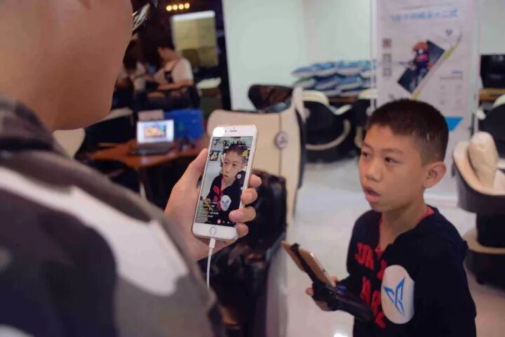 飞智手柄 飞智硬核玩家：虽然我是学霸，但是我手游手柄玩的6啊