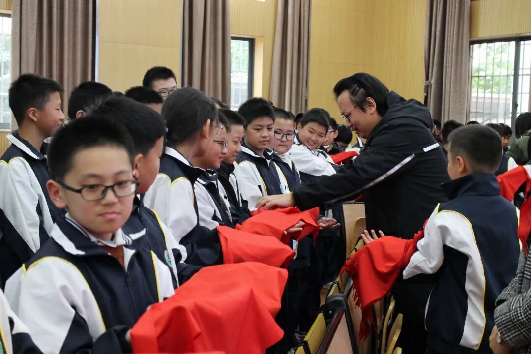 文章请党放心强国有我2021学年大场中学六年级建队暨换戴大号红领巾