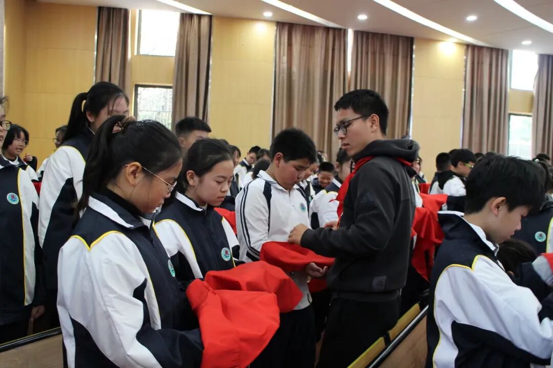 文章请党放心强国有我2021学年大场中学六年级建队暨换戴大号红领巾