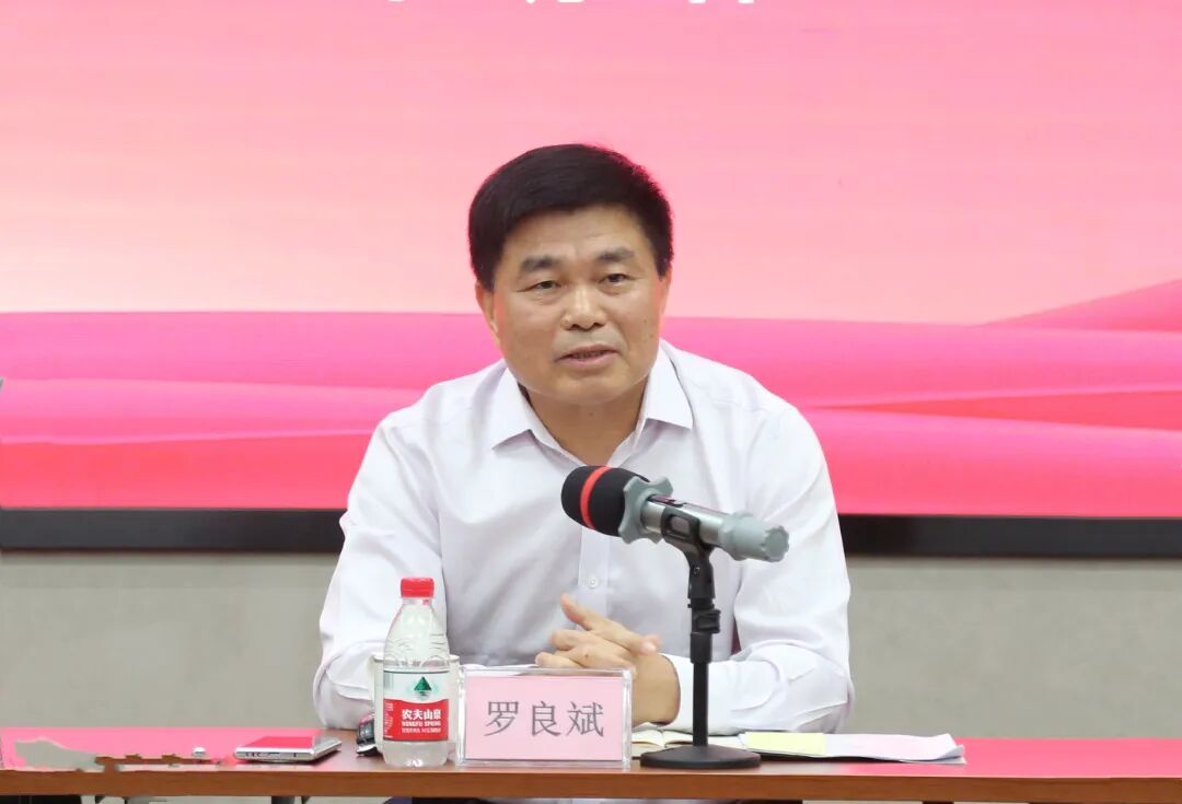 集团党委书记,董事长罗勇上专题党课,分享了学习党的二十大精神的感受