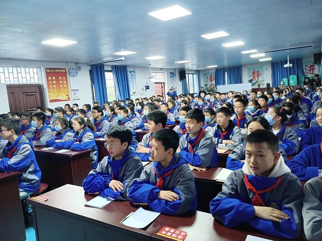 汇川公安分局洗马路派出所民警,遵义市第八中学法治副校长尹艺霖担任