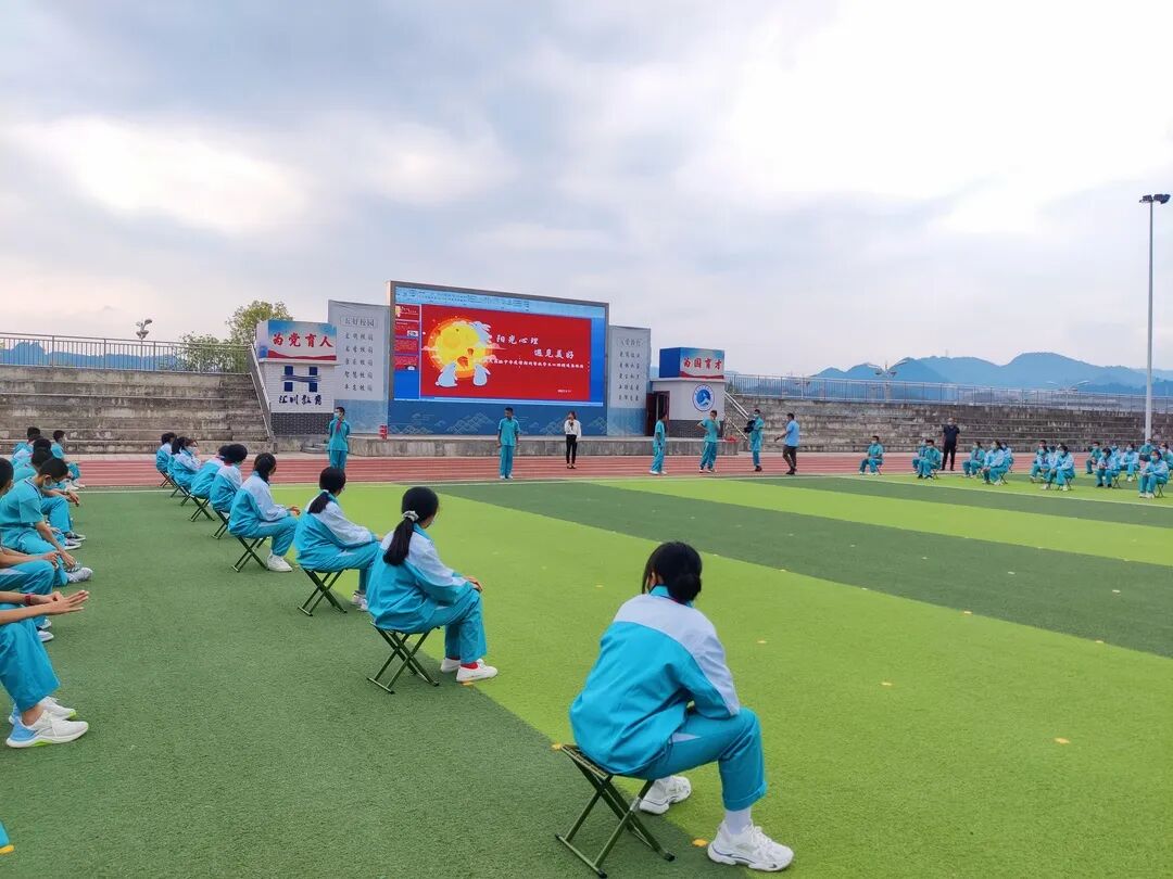 位于汇川大道的遵义航天实验中学则为留校学生准备了妙趣横生的"心理