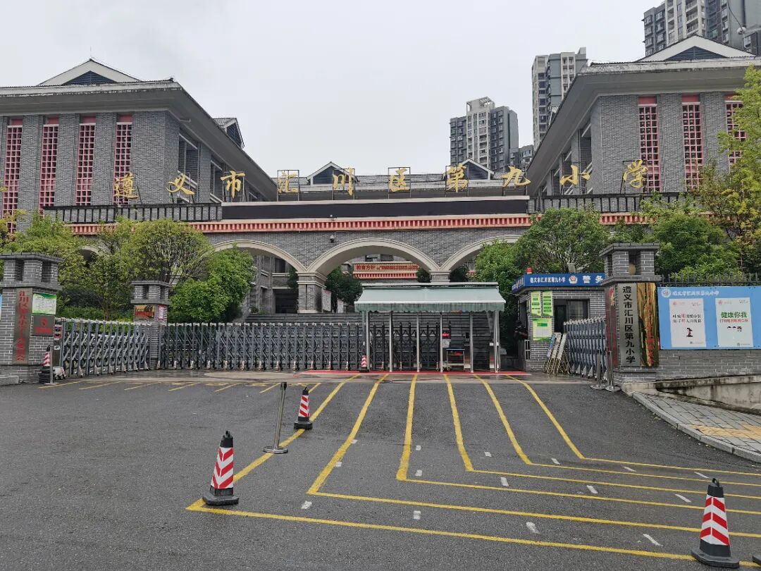 在汇川区第九小学,记者看到学校门口已设立3个测温通道,地面上贴有"一