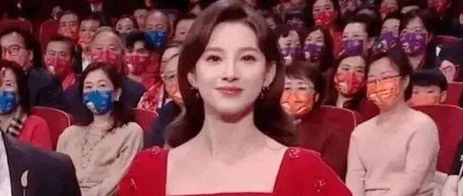 首次主持春晚，28岁的她什么来头？