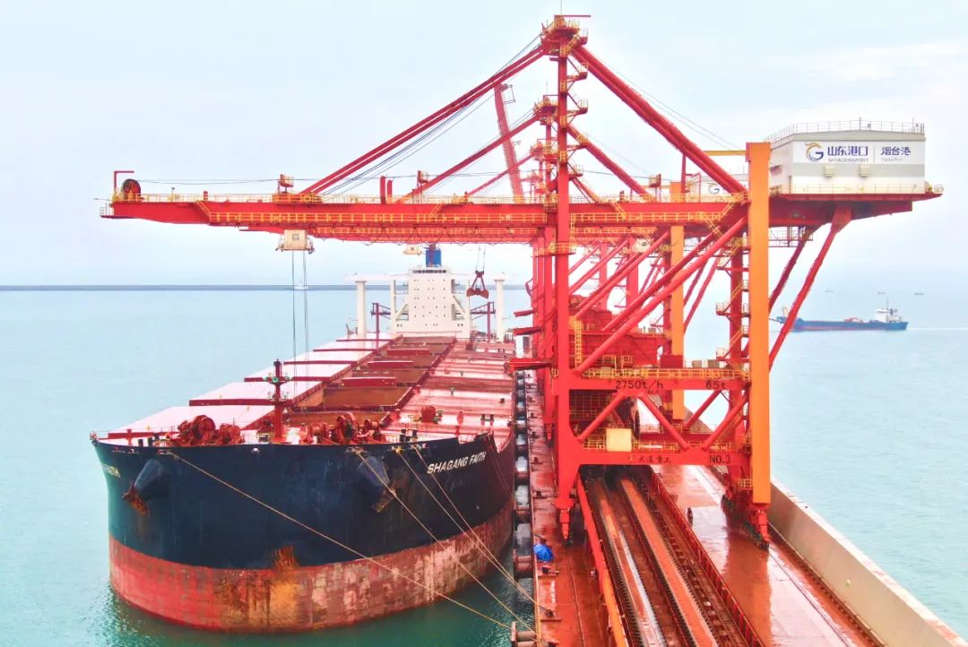 2938万吨山东港口烟台港迎来全球实载量最大铝土矿船舶