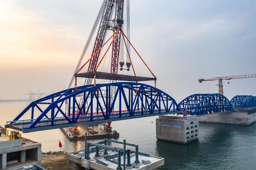 捷报频传山东港口烟台港30万吨级原油码头二期工程钢引桥全线贯通