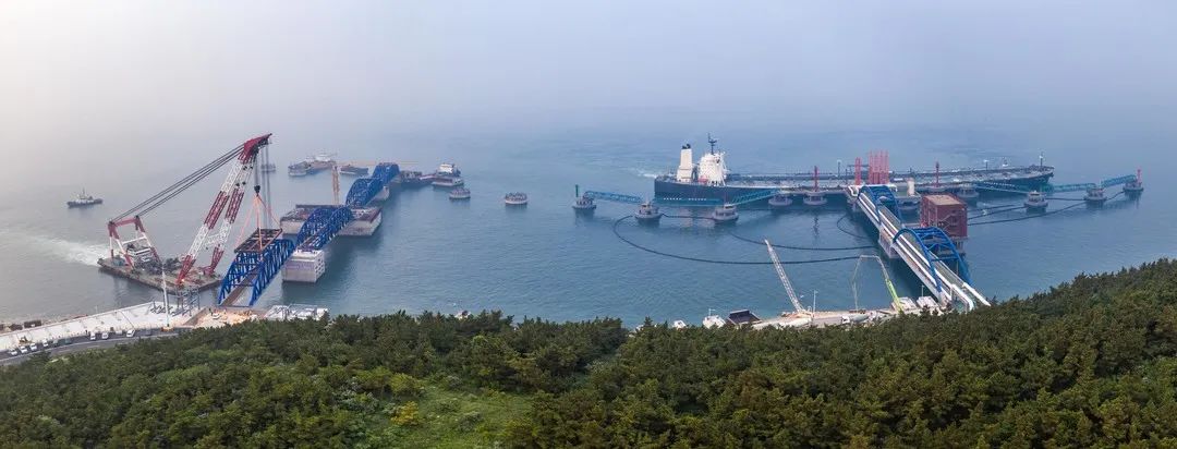 捷报频传山东港口烟台港30万吨级原油码头二期工程钢引桥全线贯通