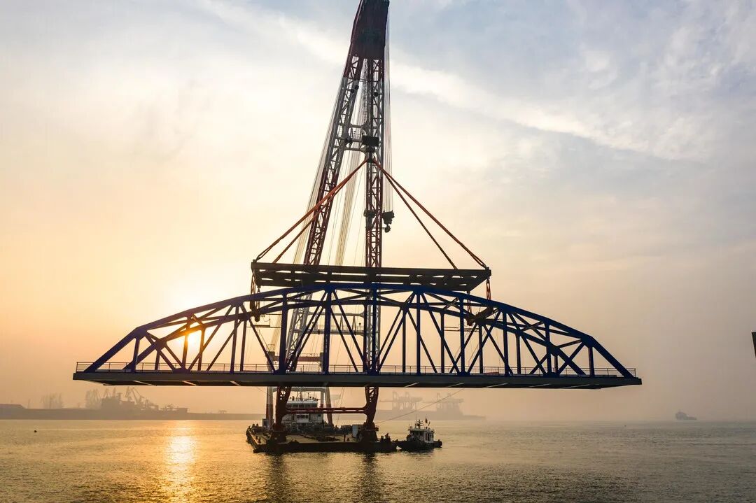 捷报频传山东港口烟台港30万吨级原油码头二期工程钢引桥全线贯通