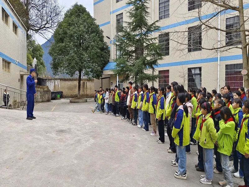 在都匀市民族中学,消防宣传员指导全校师生开展了逃生疏散演练,师生们