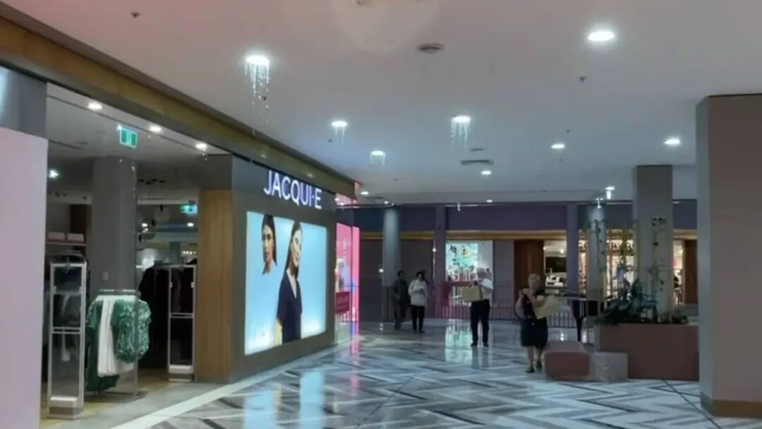 今日强降雨导致堪培拉多处商超雨水泛滥！David Jones成“水帘洞”，Woolworths出现“瀑布”？（组图） - 2