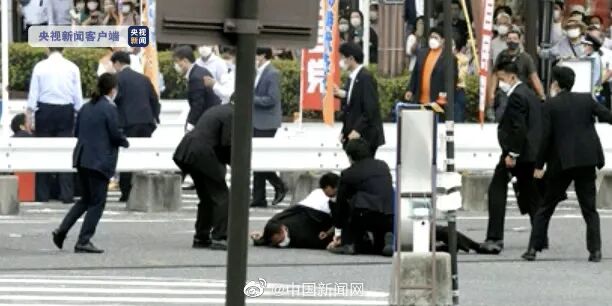 日本前首相安倍晋三演讲时遭枪击，目前正在重症监护室接受治疗！嫌犯抓捕现场画面曝光 - 10