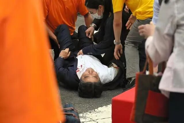 日本前首相安倍晋三演讲时遭枪击，目前正在重症监护室接受治疗！嫌犯抓捕现场画面曝光 - 12