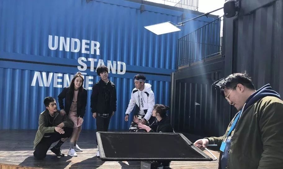 主仆协议、舔马桶盖…屈楚萧又因特殊癖好上了热搜！ - 51虹马