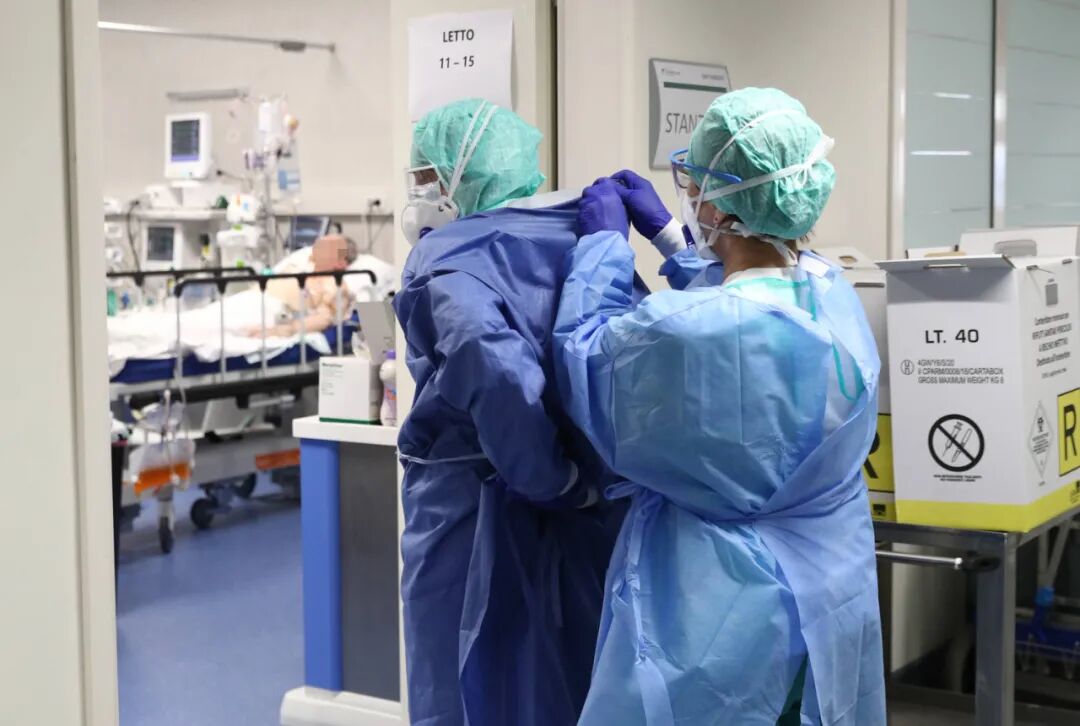 美国加州正重蹈纽约4月惨境！ICU床位将用光，增购5000个尸袋和60台冷藏车存放尸体（组图） - 5