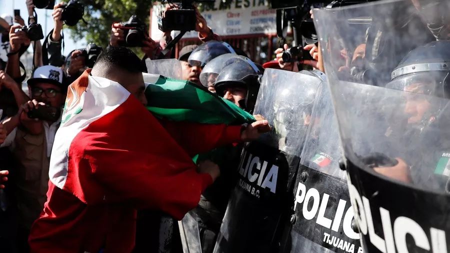 大乱！美墨边境爆发暴力大游行,民众与警察当街对打！