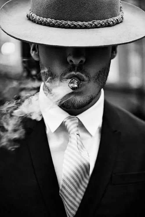 抽烟斗男人图片