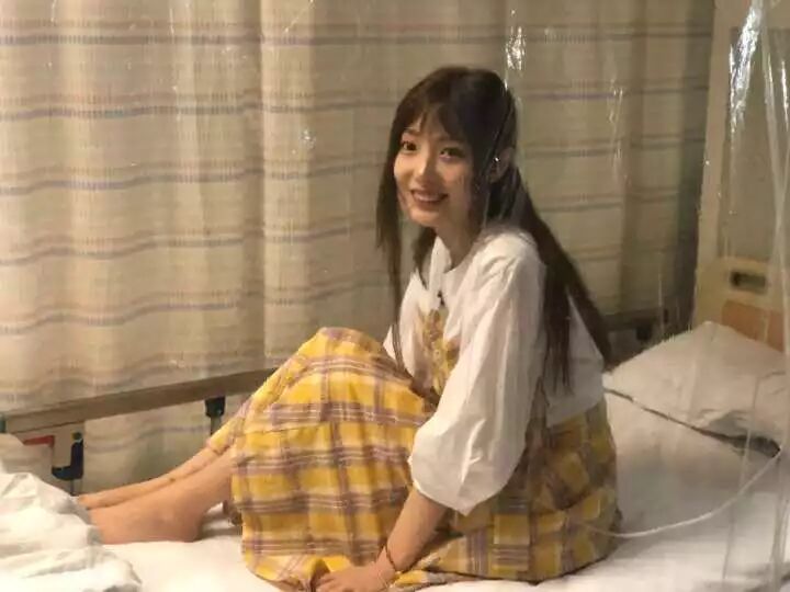 隔着透明的帘子,璎璎笑容灿烂