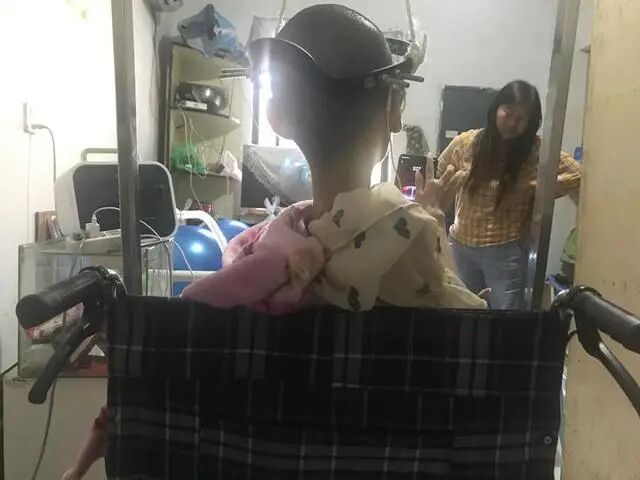 家里两女儿都有病，凑70万块只能救一个！母亲崩溃了（视频/组图） - 2