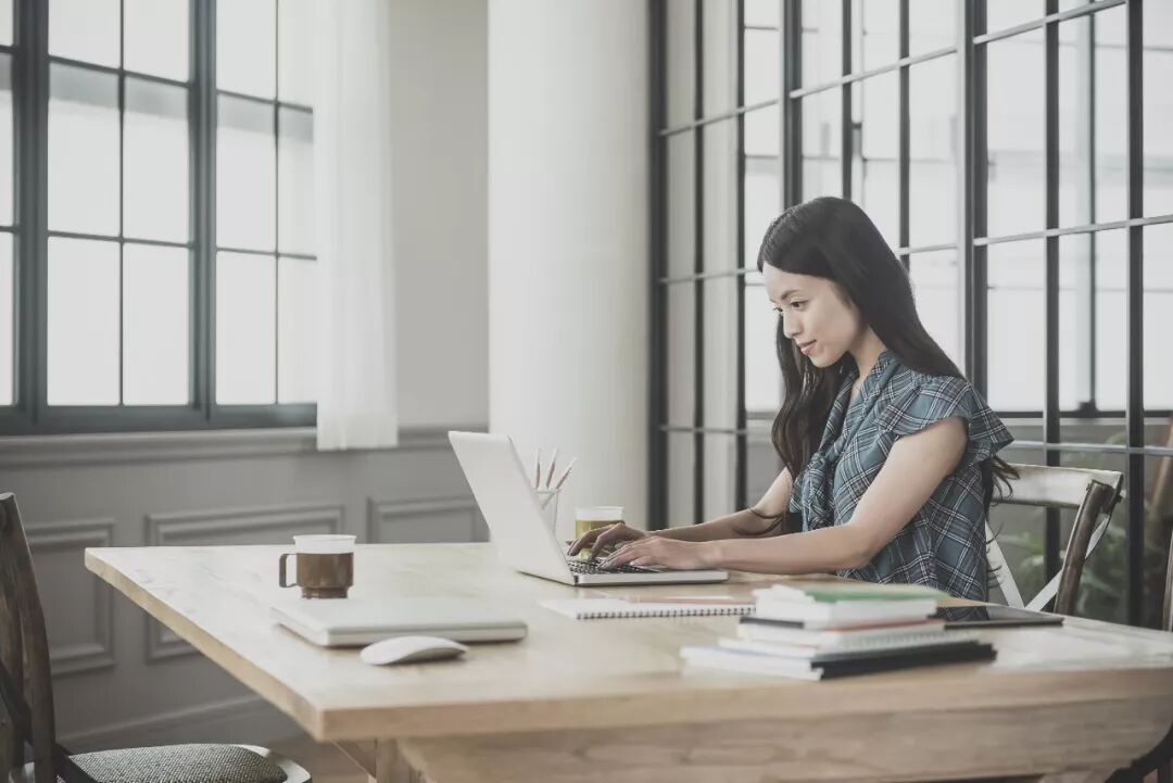 女子欲和同事组队辞职遭放鸽子 对方申请五一加班