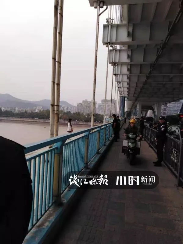 突发！杭州一年轻姑娘从复兴大桥上跳了下去！目前已紧急送医抢救（图） - 1