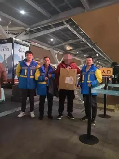 打飞的!快递小哥收到哈尔滨送杭州订单 只为送双鞋