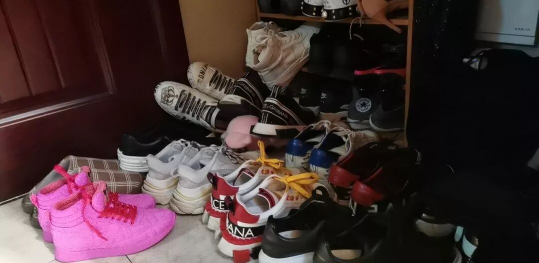 打飞的!快递小哥收到哈尔滨送杭州订单 只为送双鞋