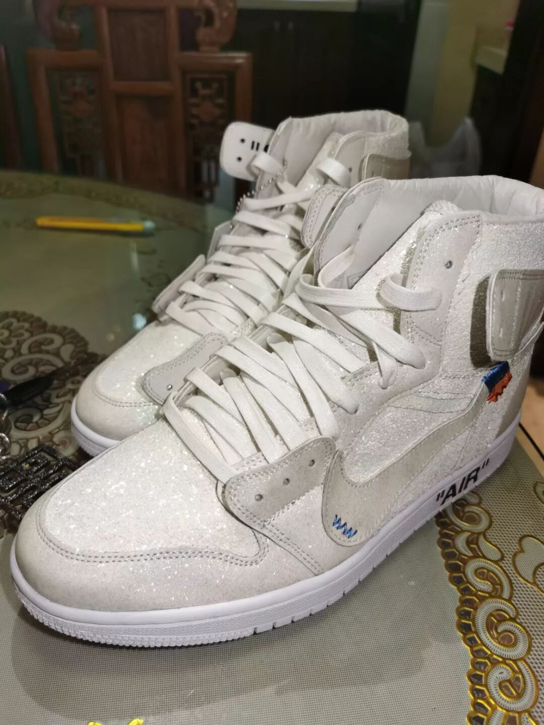 打飞的!快递小哥收到哈尔滨送杭州订单 只为送双鞋