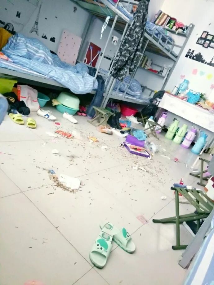 小伙跟漂亮女友回家一进门崩溃了:卧室如此邋遢
