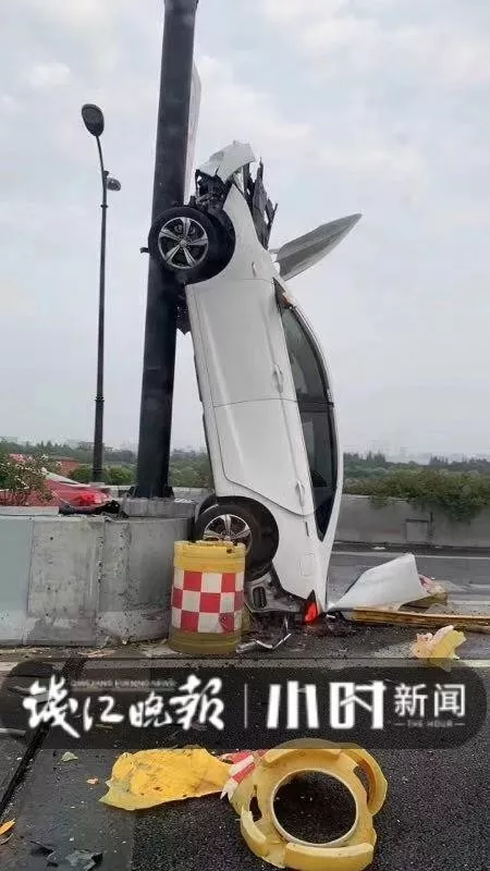 杭州轿车开上天了视频刷爆朋友圈 撞上标志杆与地面垂直女司机受伤被送医