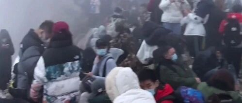 冻到崩溃！游客凌晨挤满厕所取暖，孩子头戴尿不湿防寒…